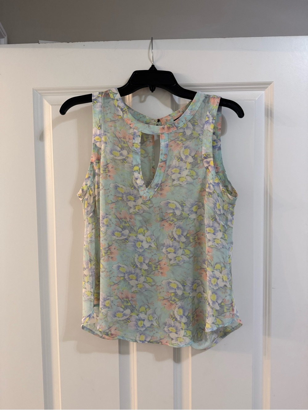 Astr Floral Sleeveless Keyhole Blouse in Light Mint tank size medium